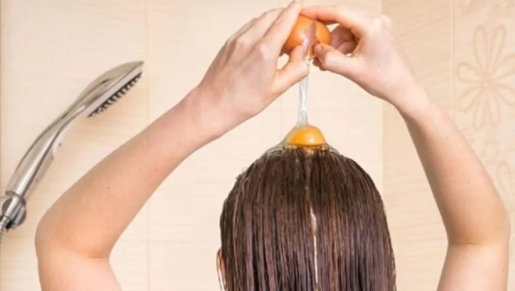 কাঁচা ডিমে চুলের উজ্জ্বলতা বাড়ে কয়েকগুণ